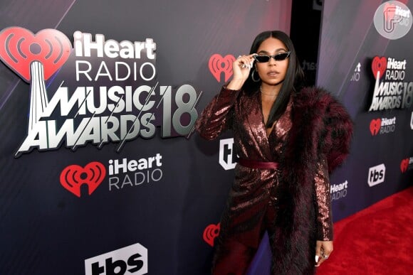 Ashanti complementou a produção com estilosos óculos escuros ao chegar no iHeartRadio Music Awards, realizado no The Forum, em Inglewood, na Califórnia, neste domingo, 11 de março de 2018