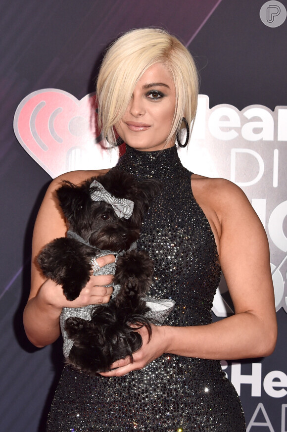 Bebe Rexha cruzou o tapete vermelho do iHeartRadio Music Awards 2018 com Bear, seu cachorrinho, que concorria como 'Melhor Animal de Estimação de Artista' – novidade este ano – na premiação