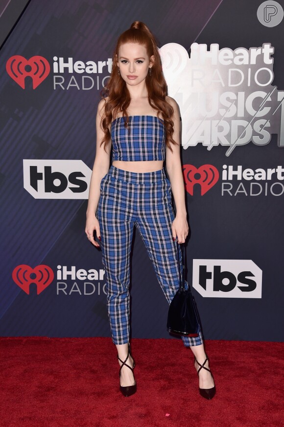 Madelaine Petsch usou conjunto quadriculado L'Atiste e sapatos Pollice Lee no iHeartRadio Music Awards, realizado no The Forum, em Inglewood, na Califórnia, neste domingo, 11 de março de 2018