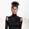 Modelo usa coque alto para desfile da Bevza na Semana de Moda de Nova York