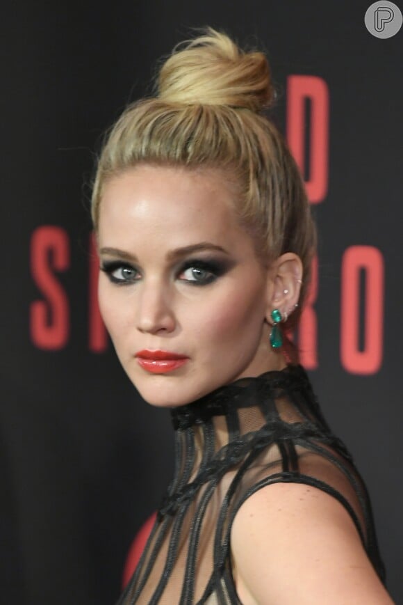 Jennifer Lawrence usa coque alto para lançamento do filme 'Red Sparrow'