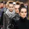 Modelos de coque alto no desfile da Chanel para a Semana de Moda de Paris coleção inverno 2019