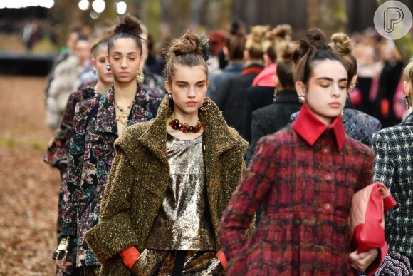 Modelos de coque alto para desfile da Chanel na Semana de Moda de Paris coleção inverno 2019
