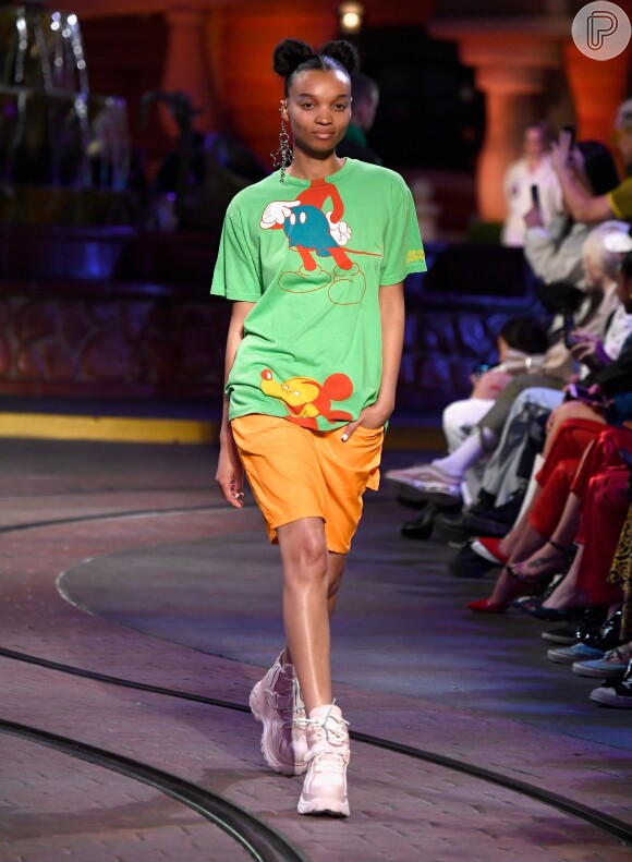 Modelo usa coquinhos altos em campanha de 90 anos do personagem Mickey