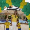 Fernanda Lima posa com os filhos, João e Francisco, antes do segundo jogo do Brasil na Arena Castelão