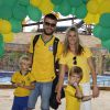 Fernanda Lima e Rodrigo Hilbert levam os filhos, João e Francisco, para o Beach Park, onde todos sairão juntos para a Arena Castelão, onde vai acontecer o jogo do Brasil x México, em 17 de junho de 2014