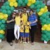 Fernanda Lima e Rodrigo Hilbert posam com a família antes de jogo do Brasil