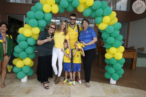 Fernanda Lima e Rodrigo Hilbert posam com a família antes de jogo do Brasil