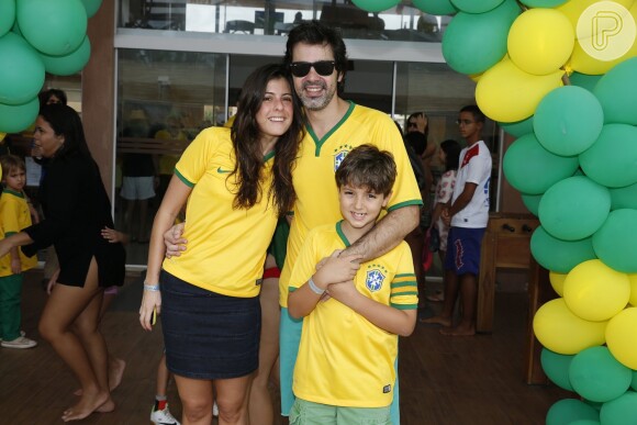 Bruno Mazzeo leva o filho, João, para assistir ao jogo do Brasil x México