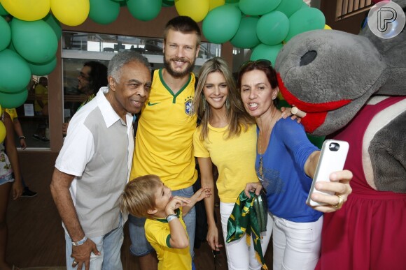 Fernanda Lima e Rodrigo Hilbert posam com Gilberto Gil e Flora Gil antes do jogo Brasil x México
