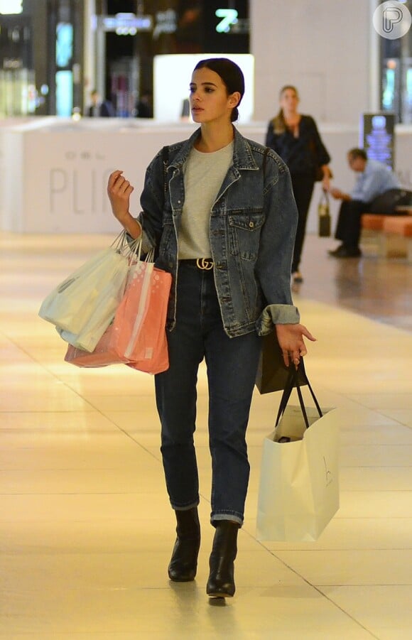 Jeans com jeans pode sim! Para entrar ainda mais na onda dos anos 80 e 90, Bruna Marquezine finalizou o look com jaqueta oversized no material para ir às compras no shopping