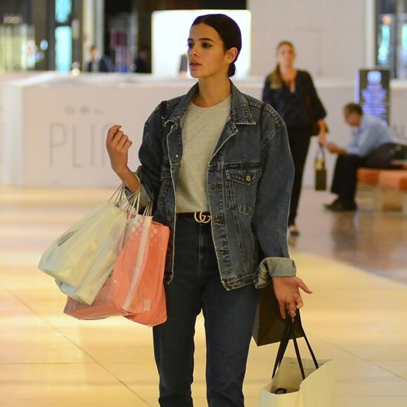 Jeans com jeans pode sim! Para entrar ainda mais na onda dos anos 80 e 90, Bruna Marquezine finalizou o look com jaqueta oversized no material para ir às compras no shopping