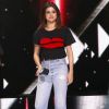 Os sapatos envernizados de salto alto de Selena Gomez deram um toque de elegância ao look descolado da cantora, usado em evento em Inglewood, na Califórnia, em abril de 2017