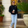 Sofia Richie escolheu um look bem despretensioso com mom jeans para andar pelas ruas de West Hollywood, na Califórnia, em 10 de março de 2018