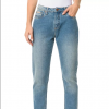 O mom jeans em azul claro da Calvin Klein, por sua vez, custa R$ 339