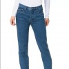 A calça com corte reto na cor azul médio é vendida pela grife Calvin Klein por R$ 439
