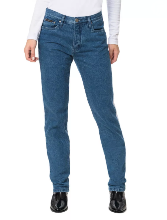 A calça com corte reto na cor azul médio é vendida pela grife Calvin Klein por R$ 439