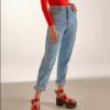 No estilo do jeans de Sofia, a calça mom high clara da SRI é vendida por R$ 179