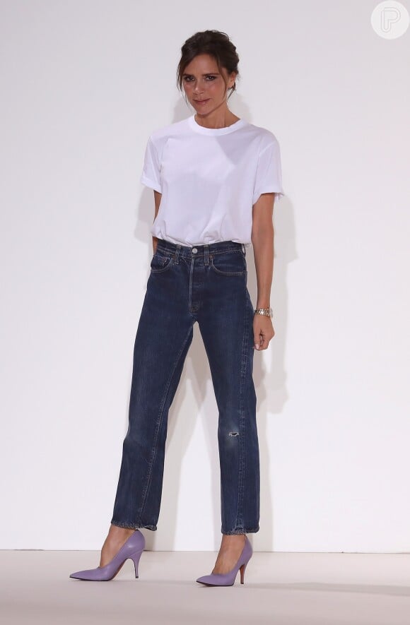 Victoria Beckham supreendeu ao usar um look básico com mom jeans, t-shirt branca e scarpins lilás para cruzar a passarela ao final do desfile da sua marca na New York Fashion Week, em 10 de setembro de 2017