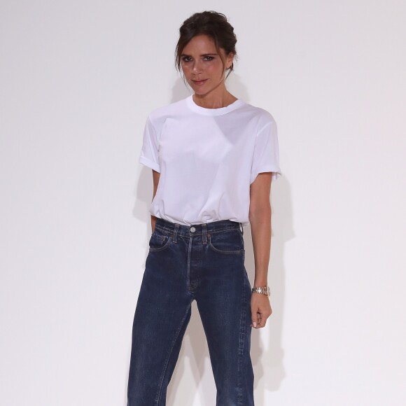 Victoria Beckham supreendeu ao usar um look básico com mom jeans, t-shirt branca e scarpins lilás para cruzar a passarela ao final do desfile da sua marca na New York Fashion Week, em 10 de setembro de 2017