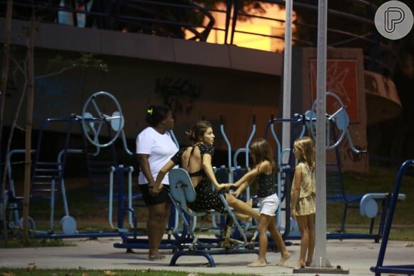 Grazi Massafera usou um dos aparelhos de ginástica em parque público de São Conrado, Zona Sul do Rio de Janeiro, nesta segunda-feira, dia 12 de março de 2018