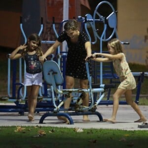 Grazi Massafera, Sofia e sua amiga brincaram nos aparelhos de ginástica de parque na Zona Sul do Rio de Janeiro