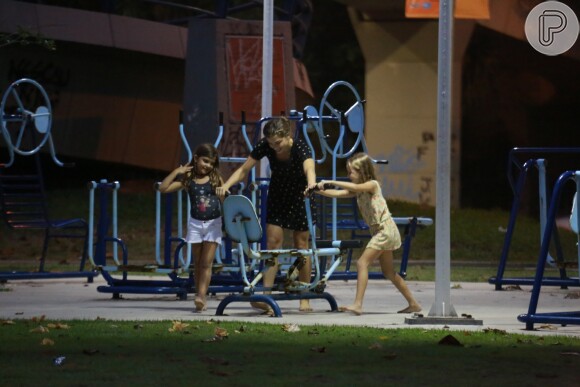Grazi Massafera, Sofia e sua amiga brincaram nos aparelhos de ginástica de parque na Zona Sul do Rio de Janeiro