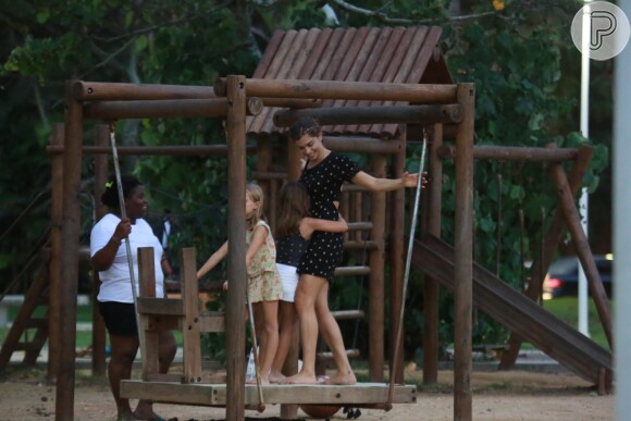 Grazi Massafera levou a filha, Sofia, de 5 anos, para brincar com uma amiga na praia e em um parquinho de São Conrado, Zona Sul do Rio de Janeiro, nesta segunda-feira, dia 12 de março de 2018