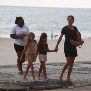 Grazi Massafera, sua filha, Sofia, e a amiga deixaram a praia sem sapatos