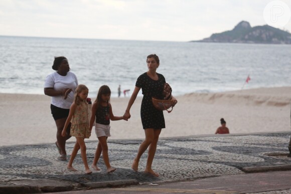 Grazi Massafera, sua filha, Sofia, e a amiga deixaram a praia sem sapatos