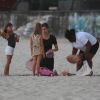 Sofia e a amiga brincaram com Grazi Massafera e uma mulher na praia de São Conrado, Zona Sul do Rio de Janeiro, nesta segunda-feira, dia 12 de março de 2018