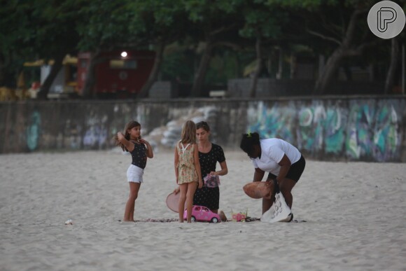 Sofia e a amiga brincaram com Grazi Massafera e uma mulher na praia de São Conrado, Zona Sul do Rio de Janeiro, nesta segunda-feira, dia 12 de março de 2018
