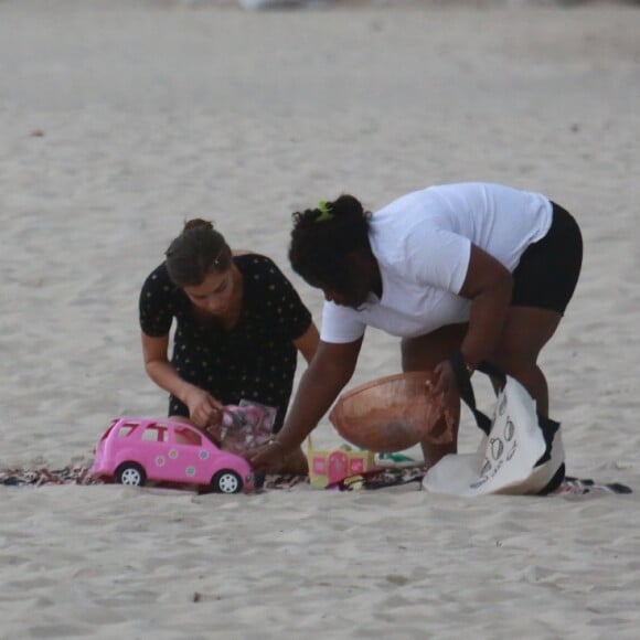 Grazi Massafera, junto de uma mulher, levou brinquedos para brincar com a filha, Sofia, de 5 anos, e sua amiga