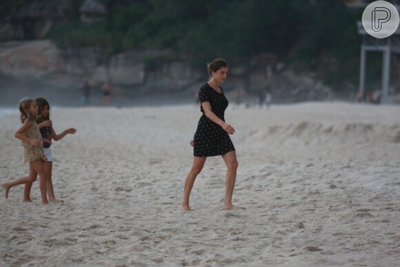 Grazi Massafera chamou Sofia e a amiga para sentarem na areia da praia