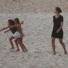 Sofia, filha Grazi Massaferam, correu na areia da praia de São Conrado