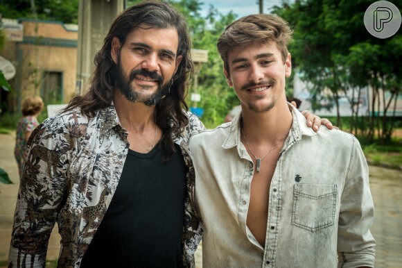 Bruno Montaleone aponta características em comum com Juliano Cazarré, seu irmão na novela 'O Outro Lado do Paraíso': 'Conversamos muito nos bastidores e, assim como eu, ele surfa. Vamos marcar de surfarmos juntos'