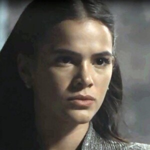 Catarina (Bruna Marquezine) decide ter um informante após levar tomatada e vaia ao ser apresentada como rainha de Montemor nos próximos capítulos da novela 'Deus Salve o Rei'