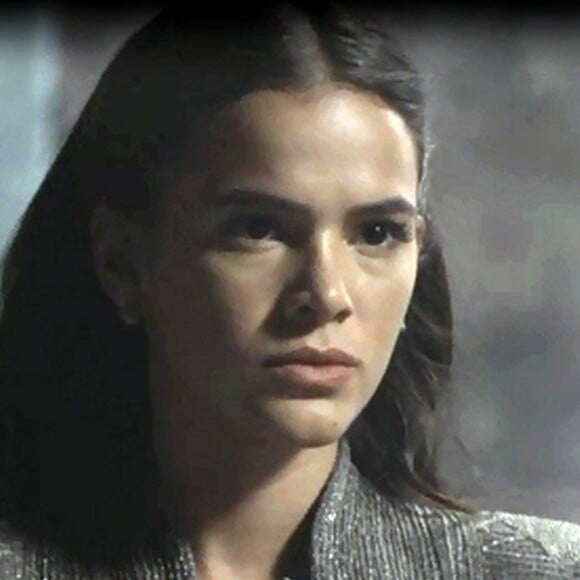 Catarina (Bruna Marquezine) decide ter um informante após levar tomatada e vaia ao ser apresentada como rainha de Montemor nos próximos capítulos da novela 'Deus Salve o Rei'