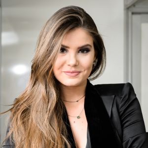 Camila Queiroz descartou preferência por tipos de personagens: 'Acho que é bom passar por todos os horários, por todos os tipos de personagens e todos os autores'