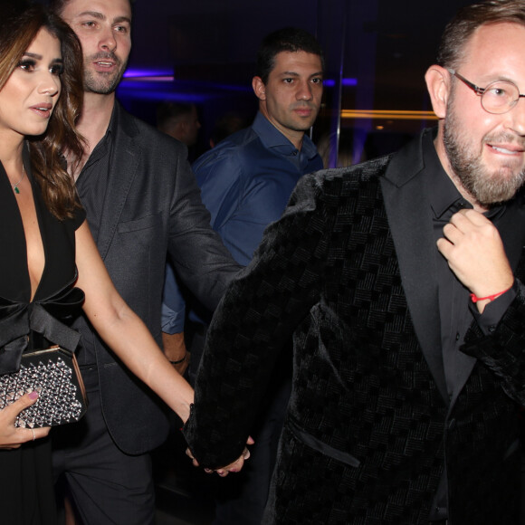 Paula Fernandes e Claudio Mello chegaram de mãos dadas em evento