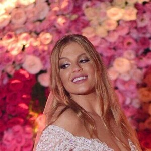 Luísa Sonza usou vestido de noiva exclusivo assinado pela estilista Lethicia Bronstein