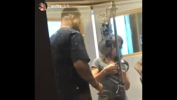 Anitta filma mãe participando de seu projeto infantil nesta terça-feira, dia 13 de março de 2018