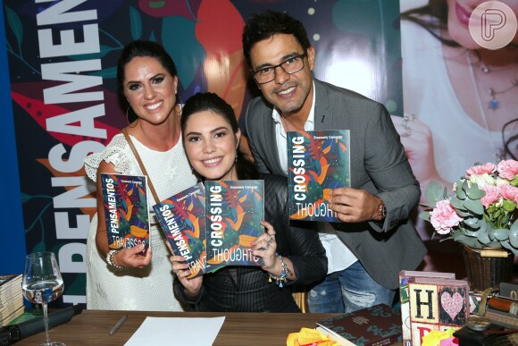 Zezé Di Camargo leva Graciele Lacerda ao lançamento do livro 'Pensamentos Travessos' de sua sobrinha Emanuely Camargo