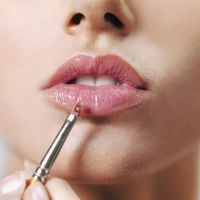 Efeito glossy: a tendência de maquiagem que usa o gloss fora da boca. Entenda!