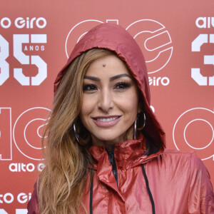 Sabrina Sato montou o look all red para o lançamento de sua coleção