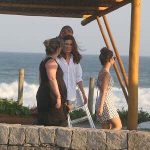 Fátima Bernardes conversa com equipe na praia da Barra da Tijuca