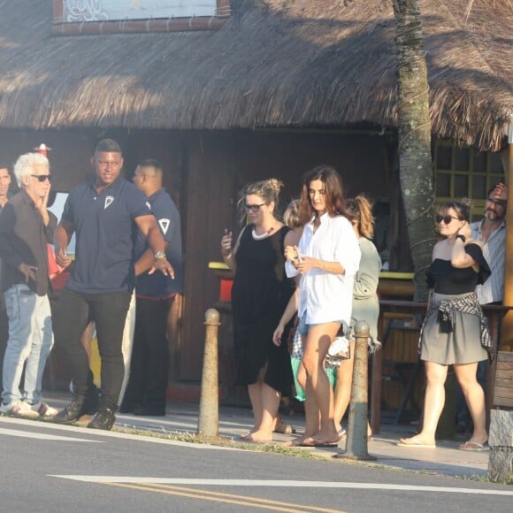 Fátima Bernardes escolheu um look confortável para ir à praia nesta quarta (14)