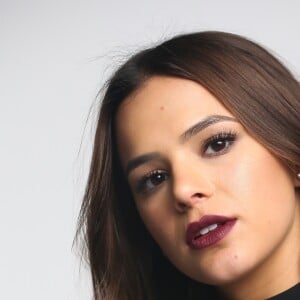 Bruna Marquezine destacou a importância da autoestima em selfie sem produção