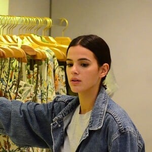 Bruna Marquezine foi clicada com look casual e cheio de estilo em recente passeio no RJ