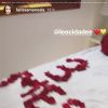 Larissa Manoela foi surpreendida pelo namorado, Leo Cidade, com pétalas de rosa decorando sua cama